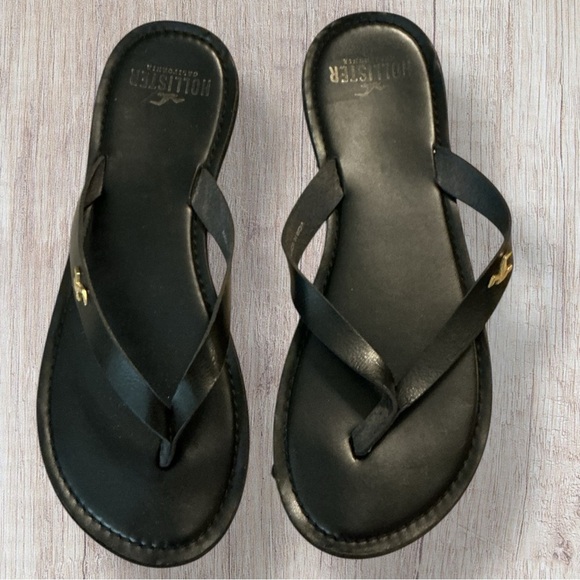 Hollister Shoes - 🌺Hollister Black Sandals with Gold Accents